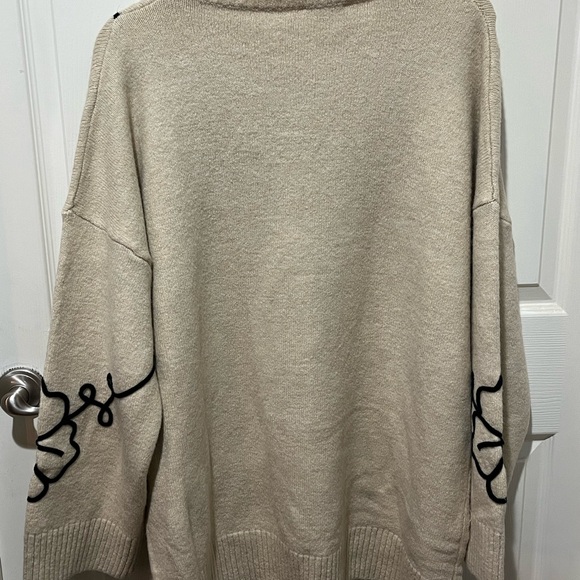 Entro cream colored sweater with black flower detail - Picture 2 of 5